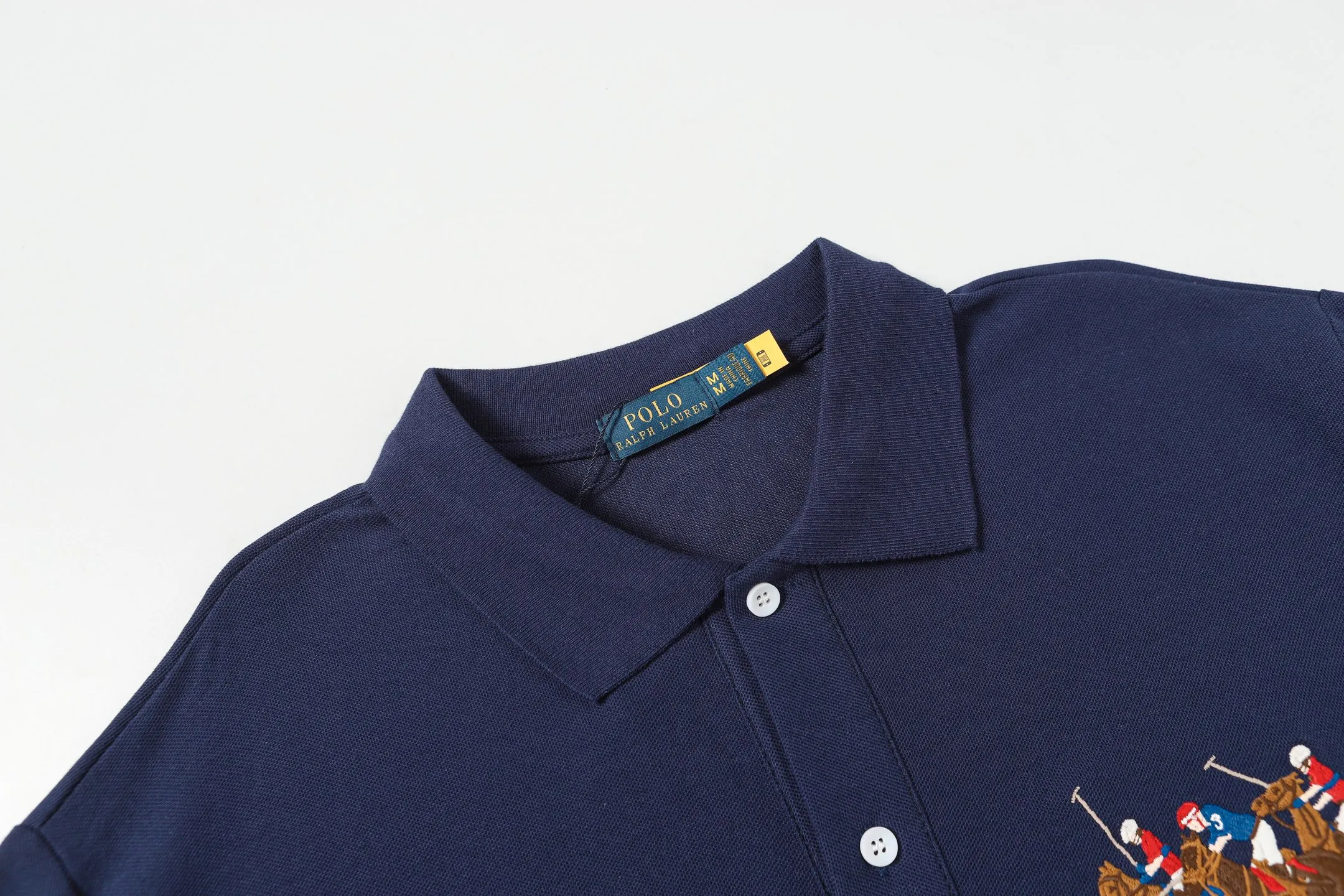 P160 Style No.: A011 [Ralph Lauren Classic Three Ponies Digital Embroidered Polo Shirt] ✅250 grams of fine cotton pique fabric, custom-woven and dyed threads ✅Original stickers Scan the QR code to enter the official website ✅Large version, loose and stylish, can wear up to 210 pounds Color: Black White Navy Blue Sky Blue Dark Gray Floral Gray Size: S-XL